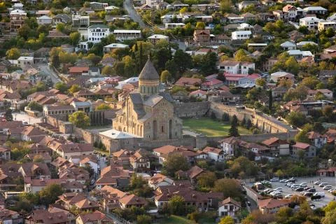 Mtskheta, Georgia, seen from Jvari Monastery with low sun Foto stock