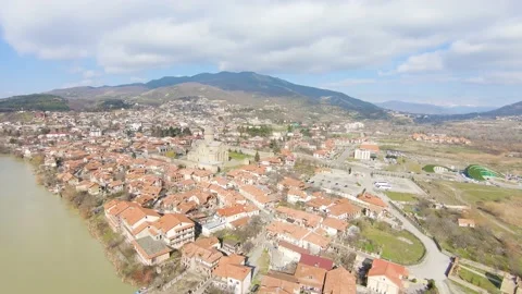 Mtskheta town with river and mountains view in daily winter time 库存影片 147071336