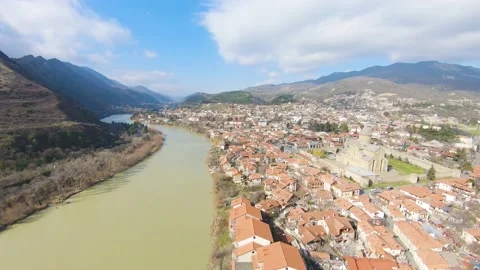 Mtskheta town with river and mountains view in daily winter time 库存影片 147071337