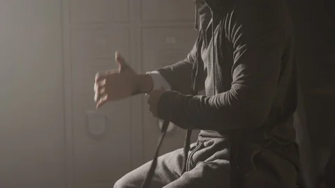 Muay Thai fighter, boxer prepping before a bout putting on wraps Vídeo Stock 104582441