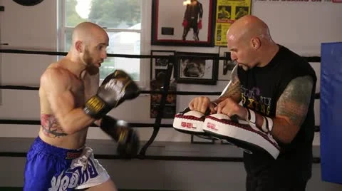Muay Thai fighter practice his techniques with a coach in slow motion Vidéo 22085208