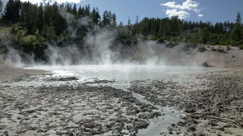 Mud Caldron hot spring in Yellowstone Vídeos de archivo 43905371