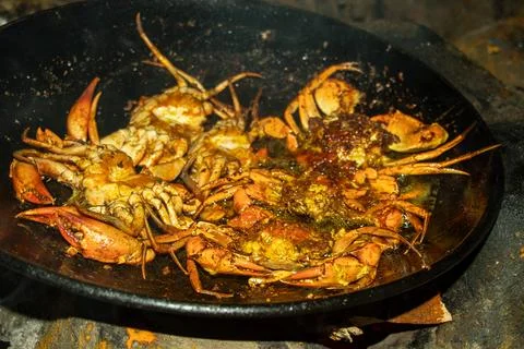 Mud crabs sizzling in a rustic wok, traditional cooking Foto stock