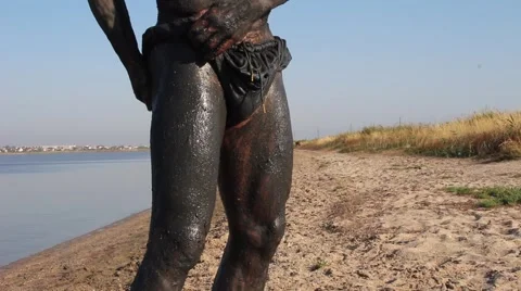 Mud cure. Bather covered with mud at the lake of salt water Vídeo Stock 65148704