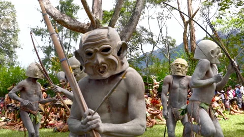 Mud Men tribe performing in Papua New Guinea 스톡 동영상 138183590