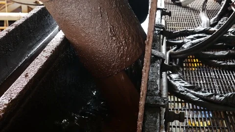 Mud return from the oil well while drilling with oil based mud Video stock 71099831