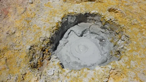 Mud Volcano or Mud Dome in Sol de Mañana (Morning Sun) Geysers in Uyuni, Bolivia Vidéo 102556244