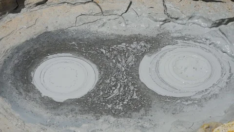 Mud Volcano or Mud Dome in Sol de Mañana (Morning Sun) Geysers in Uyuni, Bolivia Vidéo 102560158