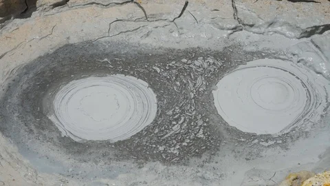 Mud Volcano or Mud Dome in Sol de Mañana (Morning Sun) Geysers in Uyuni, Bolivia Vidéo 102562597