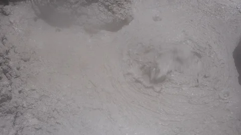 Mud Volcano or Mud Dome in Sol de Mañana (Morning Sun) Geysers in Uyuni, Bolivia Vidéo 102577176