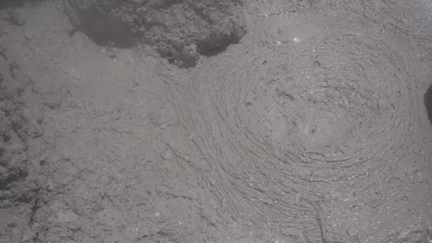 Mud Volcano or Mud Dome in Sol de Mañana (Morning Sun) Geysers in Uyuni, Bolivia Vidéo 102579865