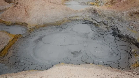 Mud Volcano or Mud Dome in Sol de Mañana (Morning Sun) Geysers in Uyuni, Bolivia Vidéo 102584042