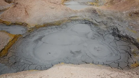Mud Volcano or Mud Dome in Sol de Mañana (Morning Sun) Geysers in Uyuni, Bolivia Vidéo 102588992