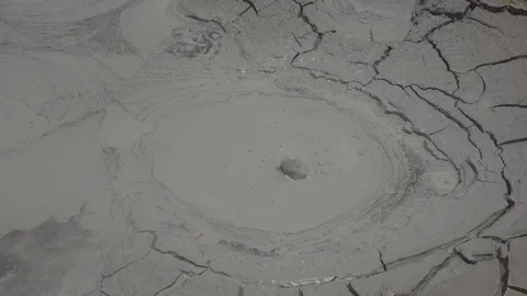 Mud Volcano or Mud Dome in Sol de Mañana (Morning Sun) Geysers in Uyuni, Bolivia Vidéo 102750990