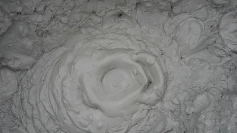 Mud Volcano or Mud Dome at Sol de Mañana (Morning Sun) Geysers in Uyuni, Bolivia Vidéo 102908046