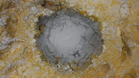 Mud Volcano or Mud Dome at Sol de Mañana (Morning Sun) Geysers in Uyuni, Bolivia Vidéo 102908095