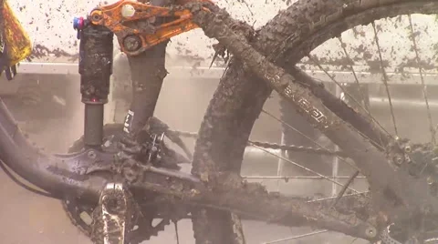 Muddy bike clean-up Vídeos de archivo 50365793