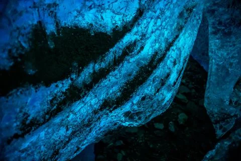 Muddy, cracked ice deep inside an ice cave in Canada. Ice texture and crackin Foto stock