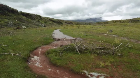 Muddy floodwater running down a gully on the paramo Vídeo Stock 63073288