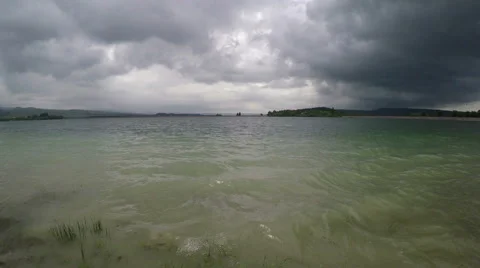 Muddy lake with storm clouds Vidéo 66901958