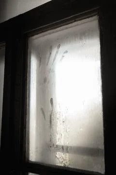 Muddy window with handprints Foto stock