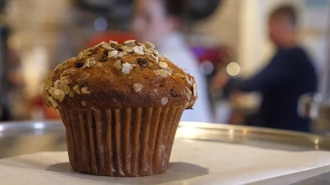 Muffin in a Cafe 動画素材 90868004
