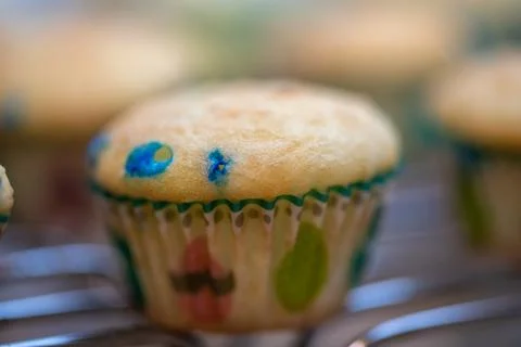 Muffin on cooling rack Stockfoto's
