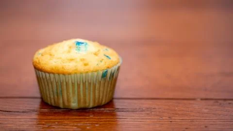 Muffin on rustic wood kitchen table Stockfoto's