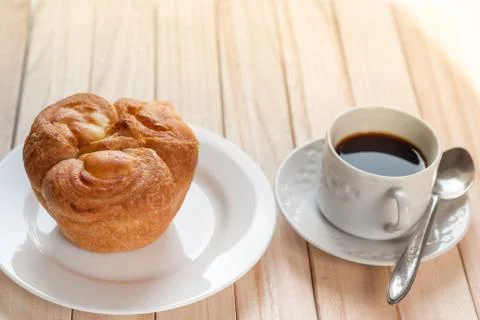 Muffin served with hot black coffee Stock Photos