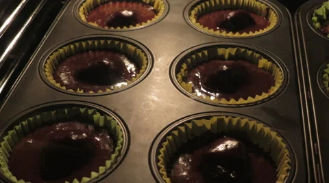 Muffins baking in owen 動画素材 62059656