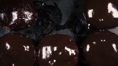 Muffins in the glaze on the tray top view Stock-Footage 96172054