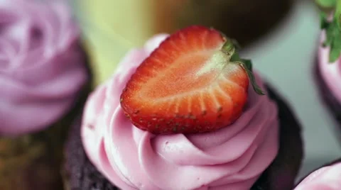Muffins with strawberries closeup 스톡 동영상 68790490