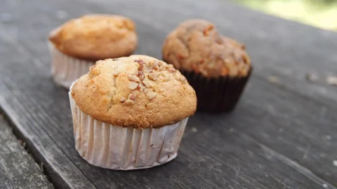 Muffins on the wooden table Vídeo Stock 119122920