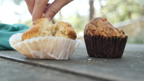 Muffins on the wooden table Video stock 119123071