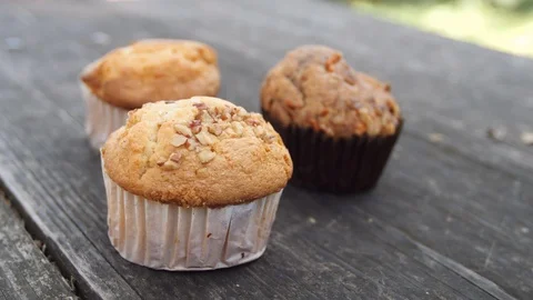 Muffins on the wooden table Video stock 119123248