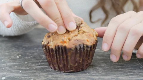 Muffins on the wooden table Video stock 119123534