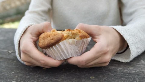 Muffins on the wooden table Vídeo Stock 119123623