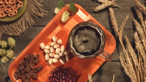 A mug of beer and a snack on the table. Stockbeeldmateriaal 79866873