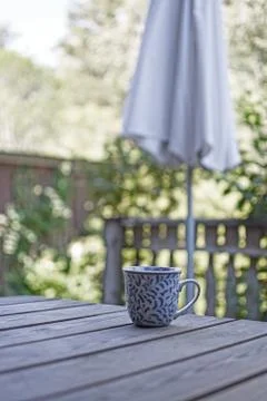 Mug in blue pattern on wooden table Foto stock