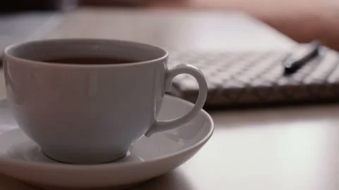 Mug with drink in the foreground. Vídeos de archivo 104084969