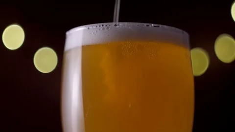 Mug of lager beer with bubbles closeup Stock-Footage 129571318