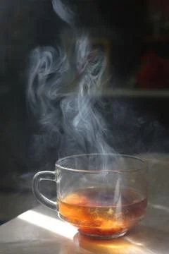 Mug with smoke on a table Foto stock