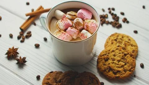A mug of tea with marshmallows on the table Stock-Fotos