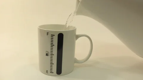 Mug with a thermometer to determine the temperature of the contents. Video stock 112751555