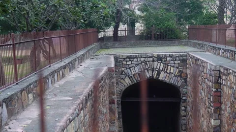 Mughal Splendor: Craftsmanship Inside Purana Qila's Gate Stock Footage 261552457