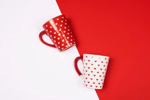 Mugs with heart-shaped pattern on red and white. Foto stock