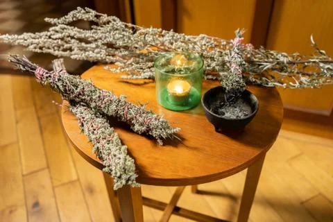 Mugwort cleansing stick on table 库存照片