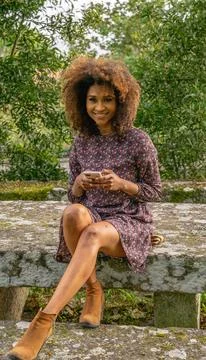 Mujer con smarthphone Stock Photos