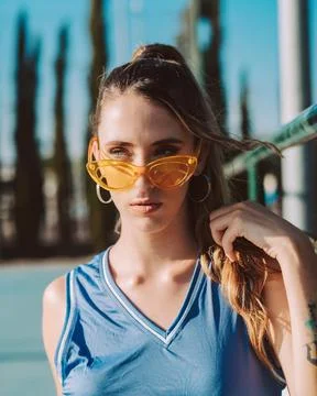 Mujer joven con gafas de sol y ropa deportiva Stock Photos