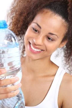 Mulatto is drinking water.  Foto stock